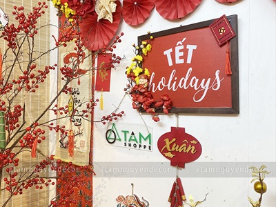 Tranh gỗ chữ Tết Holidays nền đỏ [30x40cm - Khoen treo] TRANHGO-03