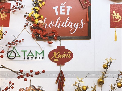 Tranh gỗ chữ Tết Holidays nền đỏ [30x40cm - Khoen treo] TRANHGO-03