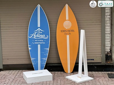 Concept cây chỉ đường decor biển “Summer Direction” + Ván lướt sóng Logo theo yêu cầu [2026 - Tâm Nguyễn Decor] CC-BIEN-2604
