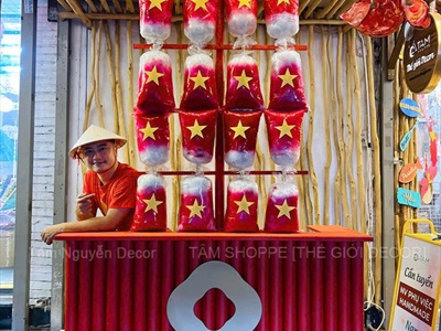 Quầy kẹo bông gòn yêu nước tại Khoai Lang Nướng [2025 - Tâm Nguyễn Decor] CC-KHAC-10