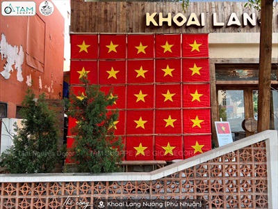 Thi công Vách cờ đỏ sao vàng – Tự hào sinh ra trên đất Việt tại Khoai Lang Nướng [2026 - Tâm Nguyễn Decor] CC-VIETNAM-04
