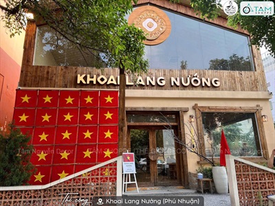 Thi công Vách cờ đỏ sao vàng – Tự hào sinh ra trên đất Việt tại Khoai Lang Nướng [2026 - Tâm Nguyễn Decor] CC-VIETNAM-04