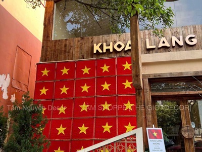 Thi công Vách cờ đỏ sao vàng – Tự hào sinh ra trên đất Việt tại Khoai Lang Nướng [2026 - Tâm Nguyễn Decor] CC-VIETNAM-04
