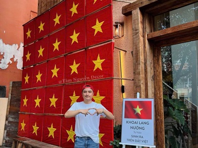 Thi công Vách cờ đỏ sao vàng – Tự hào sinh ra trên đất Việt tại Khoai Lang Nướng [2026 - Tâm Nguyễn Decor] CC-VIETNAM-04