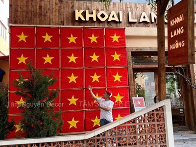 Thi công Vách cờ đỏ sao vàng – Tự hào sinh ra trên đất Việt tại Khoai Lang Nướng [2026 - Tâm Nguyễn Decor] CC-VIETNAM-04