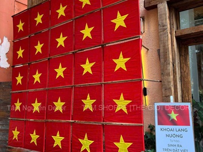 Thi công Vách cờ đỏ sao vàng – Tự hào sinh ra trên đất Việt tại Khoai Lang Nướng [2026 - Tâm Nguyễn Decor] CC-VIETNAM-04