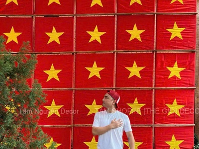 Thi công Vách cờ đỏ sao vàng – Tự hào sinh ra trên đất Việt tại Khoai Lang Nướng [2026 - Tâm Nguyễn Decor] CC-VIETNAM-04