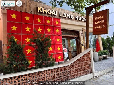 Thi công Vách cờ đỏ sao vàng – Tự hào sinh ra trên đất Việt tại Khoai Lang Nướng [2026 - Tâm Nguyễn Decor] CC-VIETNAM-04