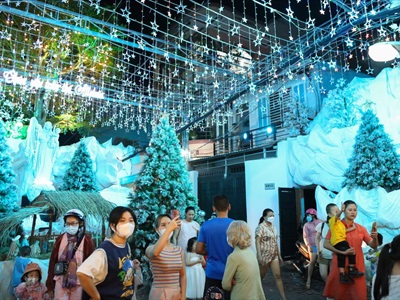 Con hẻm được trang trí Giáng sinh lộng lẫy nhất TP.HCM 2022, người dân tấp nập đến vui chơi