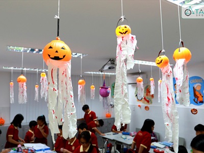 Rộ lên trào lưu trang trí Halloween cho lớp học khiến học sinh thích thú