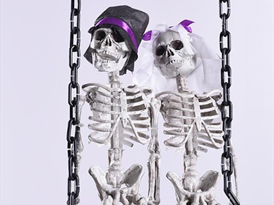 Bảng treo cửa Halloween 2 bộ xương ngồi xích đu [Độc đáo - Dài 90cm] BANGTREO-HLW-02