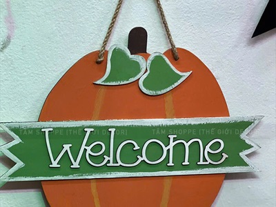 Bảng treo cửa Halloween quả bí ngô welcome 2 lá [Vẽ tay - Bằng gỗ] BANGTREO-HLW-03