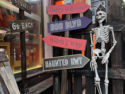Cây chỉ đường Halloween gỗ nâu giả cũ Sleepy Hollow [Tháo lắp - Nhiều kiểu] CHIDUONG-HLW-03