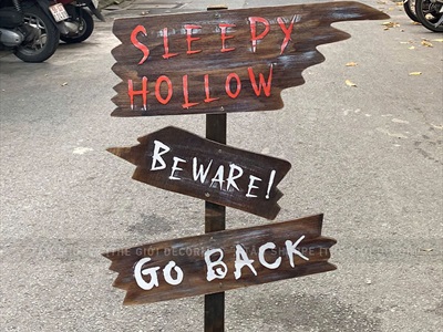 Cây chỉ đường Halloween gỗ nâu giả cũ Sleepy Hollow [Tháo lắp - Nhiều kiểu] CHIDUONG-HLW-03