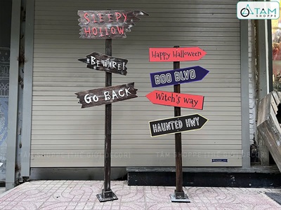Cây chỉ đường Halloween gỗ nâu giả cũ Sleepy Hollow [Tháo lắp - Nhiều kiểu] CHIDUONG-HLW-03