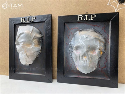Tranh gỗ Halloween RIP đầu lâu xám có đèn [25x30cm - sẵn pin] TRANHGO-10