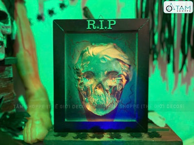 Tranh gỗ Halloween RIP đầu lâu xám có đèn [25x30cm - sẵn pin] TRANHGO-10