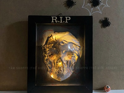 Tranh gỗ Halloween RIP đầu lâu xám có đèn [25x30cm - sẵn pin] TRANHGO-10