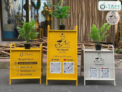 Bảng hiệu Standee sắt chữ A có kệ để hoa [Chắc chắn - Theo yêu cầu] YC-BANGHIEU-19
