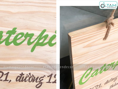 Bảng treo cửa nền gỗ tự nhiên đơn giản theo yêu cầu YC-BANGTREO-01