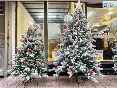 Cây thông Noel phủ tuyết lá PE gắn chùm đỏ liti cao từ 150-200cm X-TREE-39