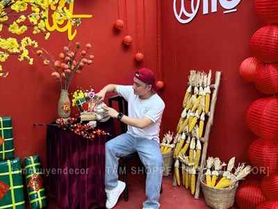 Thi công background Tết vách đỏ Tiệm Nướng Nọ [2025 - Tâm Nguyễn Decor] CC-TET-2502