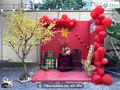 Thi công background Tết vách đỏ Tiệm Nướng Nọ [2025 - Tâm Nguyễn Decor] CC-TET-2502