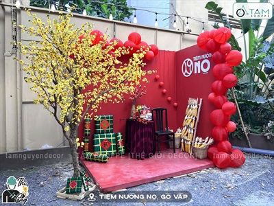 Thi công background Tết vách đỏ Tiệm Nướng Nọ [2025 - Tâm Nguyễn Decor] CC-TET-2502