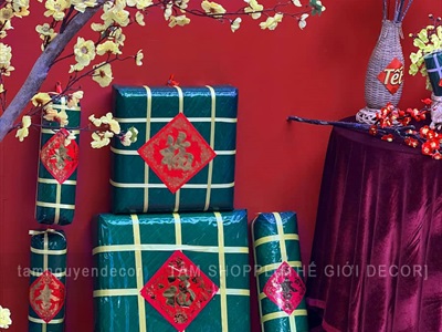 Thi công background Tết vách đỏ Tiệm Nướng Nọ [2025 - Tâm Nguyễn Decor] CC-TET-2502