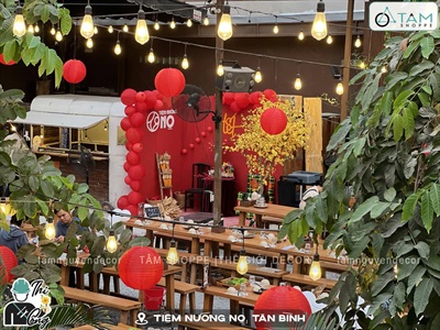Thi công background Tết vách đỏ Tiệm Nướng Nọ [2025 - Tâm Nguyễn Decor] CC-TET-2502