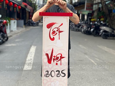 Tranh gỗ decal khánh thư pháp chữ Tết Việt 2025 [38x98cm - Số đổi theo năm] TRANHGO-04