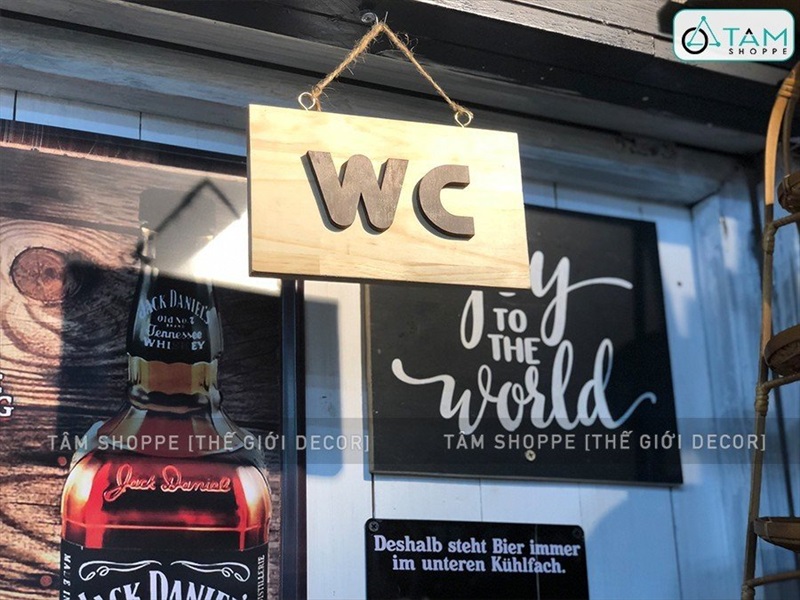 Bảng WC treo cửa gỗ tự nhiên chữ nâu đen đơn giản BTC-WC-02