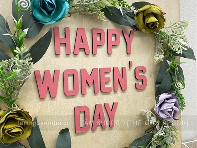 Tranh gỗ vuông Happy Women's day vòng hoa có đèn [Kèm đế - 30x30cm] TRANHGO-05