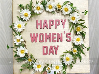 Tranh gỗ vuông Happy Women's day vòng hoa có đèn [Kèm đế - 30x30cm] TRANHGO-05