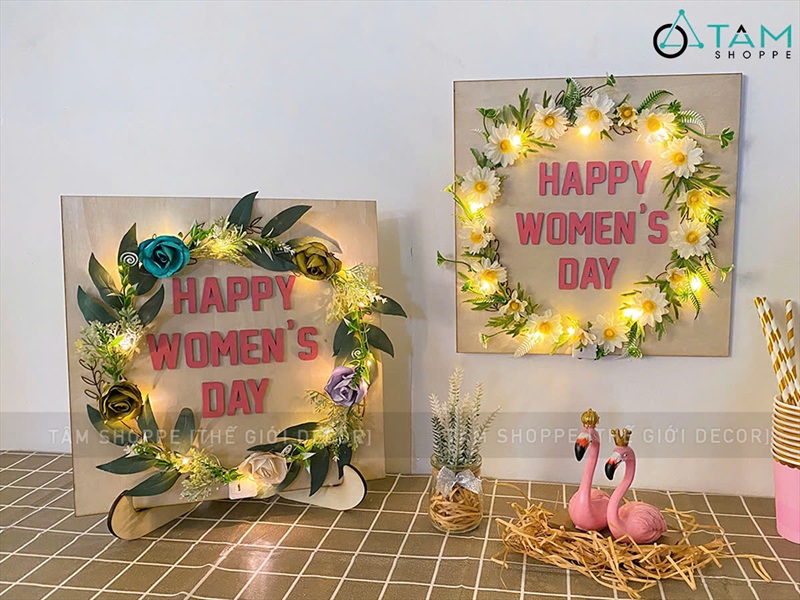 Tranh gỗ vuông Happy Women's day vòng hoa có đèn [Kèm đế - 30x30cm] TRANHGO-05