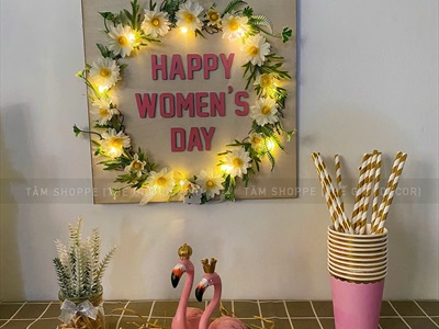 Tranh gỗ vuông Happy Women's day vòng hoa có đèn [Kèm đế - 30x30cm] TRANHGO-05