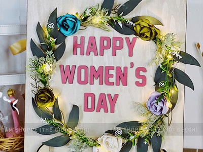 Tranh gỗ vuông Happy Women's day vòng hoa có đèn [Kèm đế - 30x30cm] TRANHGO-05