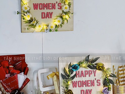 Tranh gỗ vuông Happy Women's day vòng hoa có đèn [Kèm đế - 30x30cm] TRANHGO-05