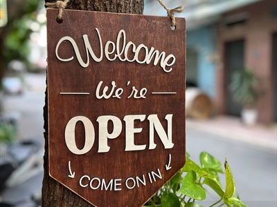 Bảng treo cửa 2 mặt Open/ Closed gỗ lá cờ nâu [Chữ nổi/ Vintage] BANGTREO-05