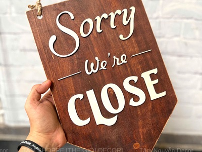 Bảng treo cửa 2 mặt Open/ Closed gỗ lá cờ nâu [Chữ nổi/ Vintage] BANGTREO-05