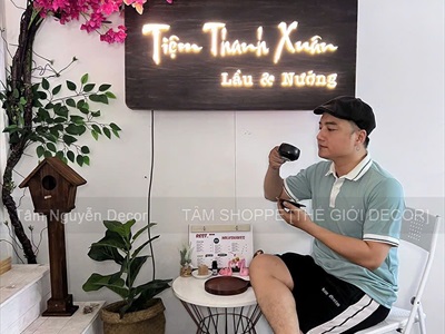 Bìa gỗ kẹp menu + Đế gỗ có rãnh kẹp bìa tự đứng [A3/A4 - Khắc logo theo YC] BIAKEP-01